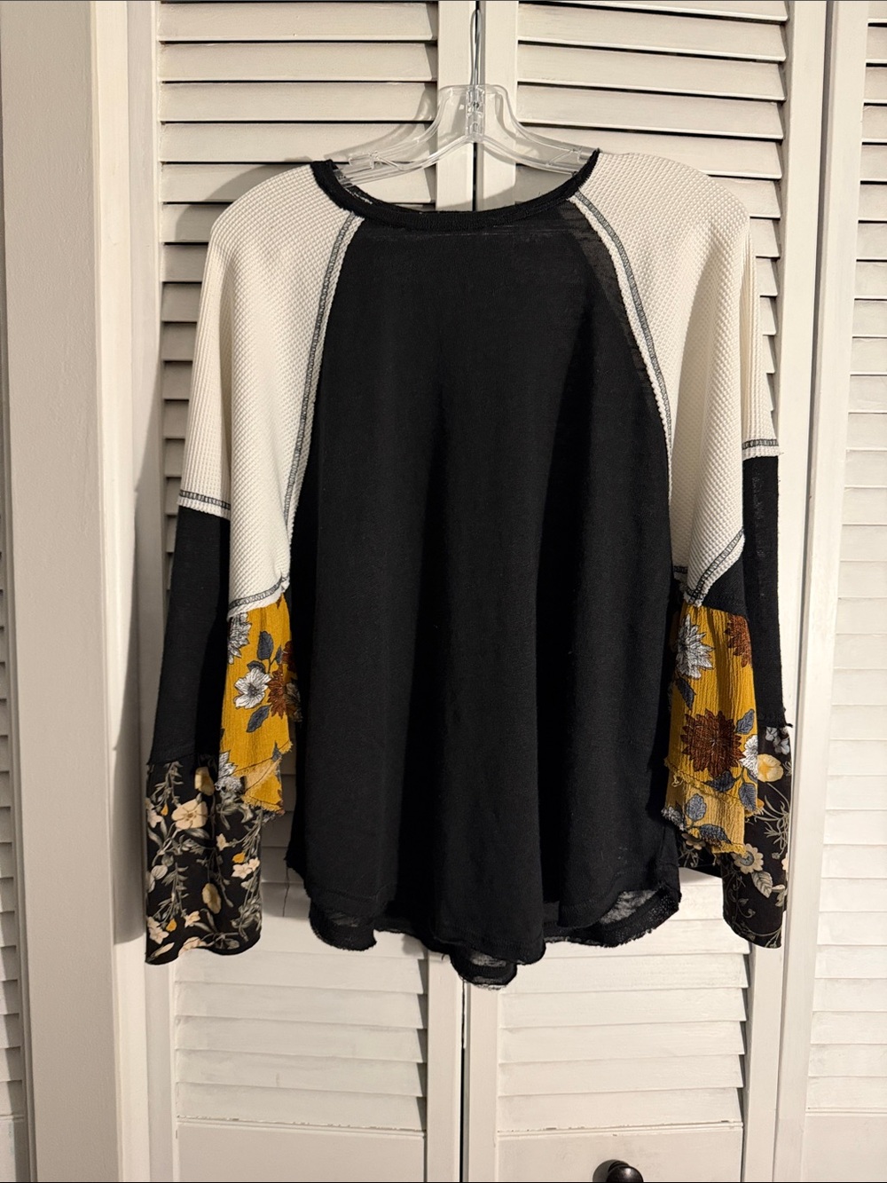 gimmicks by BKE Black, White & Mustard Floral Raglan Pullover